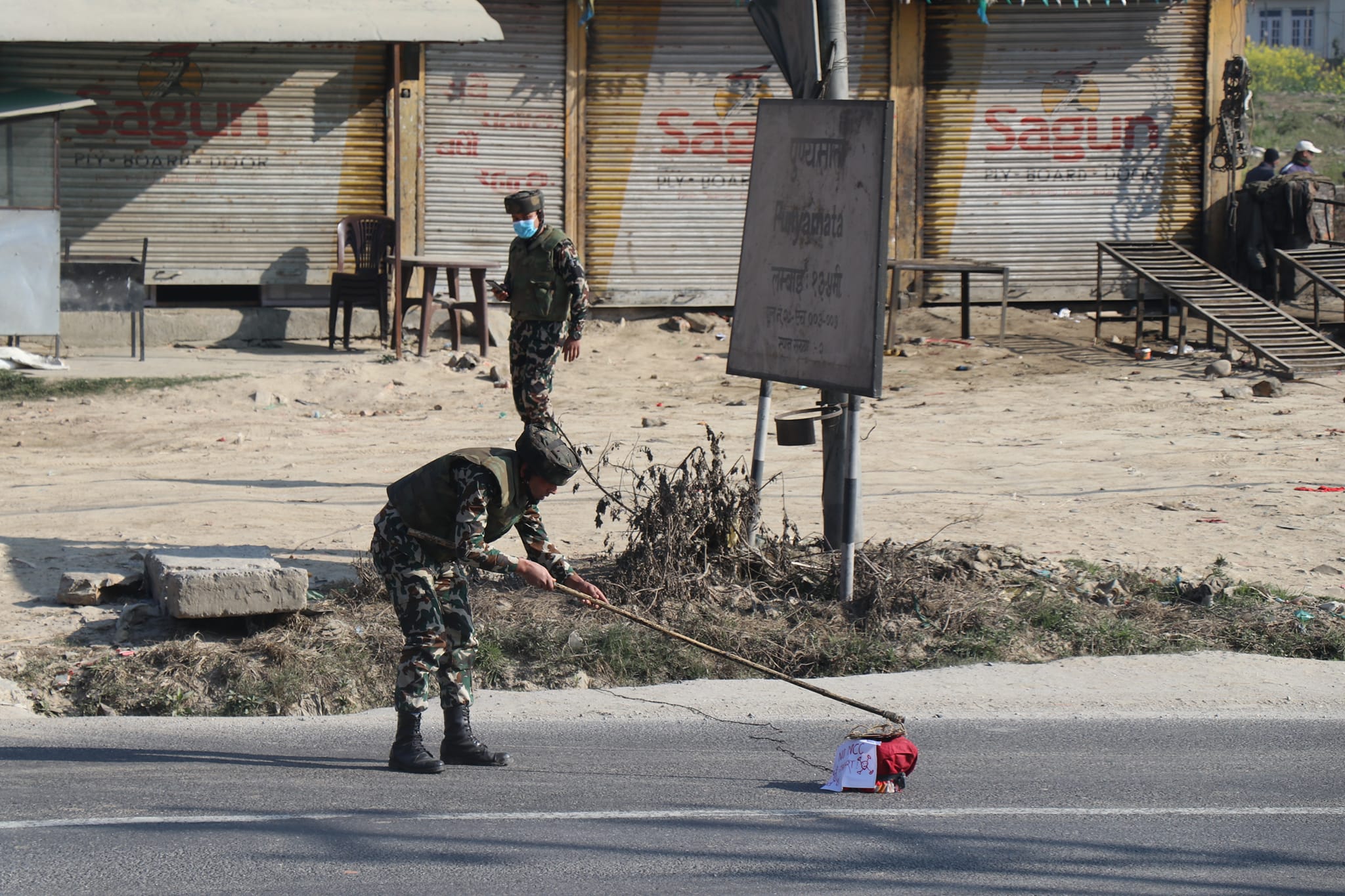 सेनाद्वारा पुलबजारमा राखिएको बम डिस्पोज