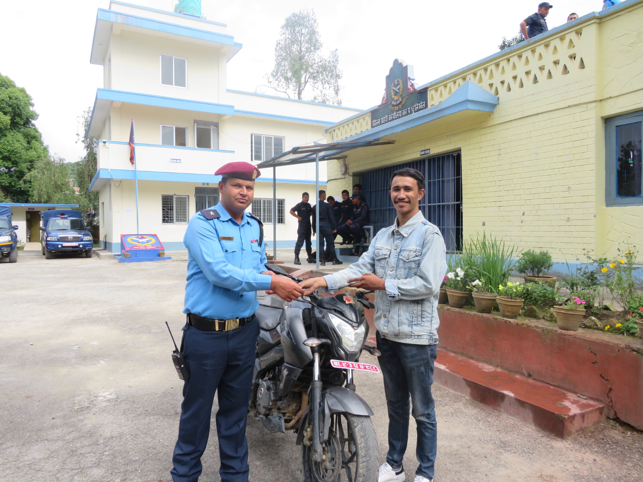 काभ्रे प्रहरीको सक्रियता : चोरी भएको मोटरसाईकल फेला पारी सम्बन्धित धनीलाई हस्तान्तरण
