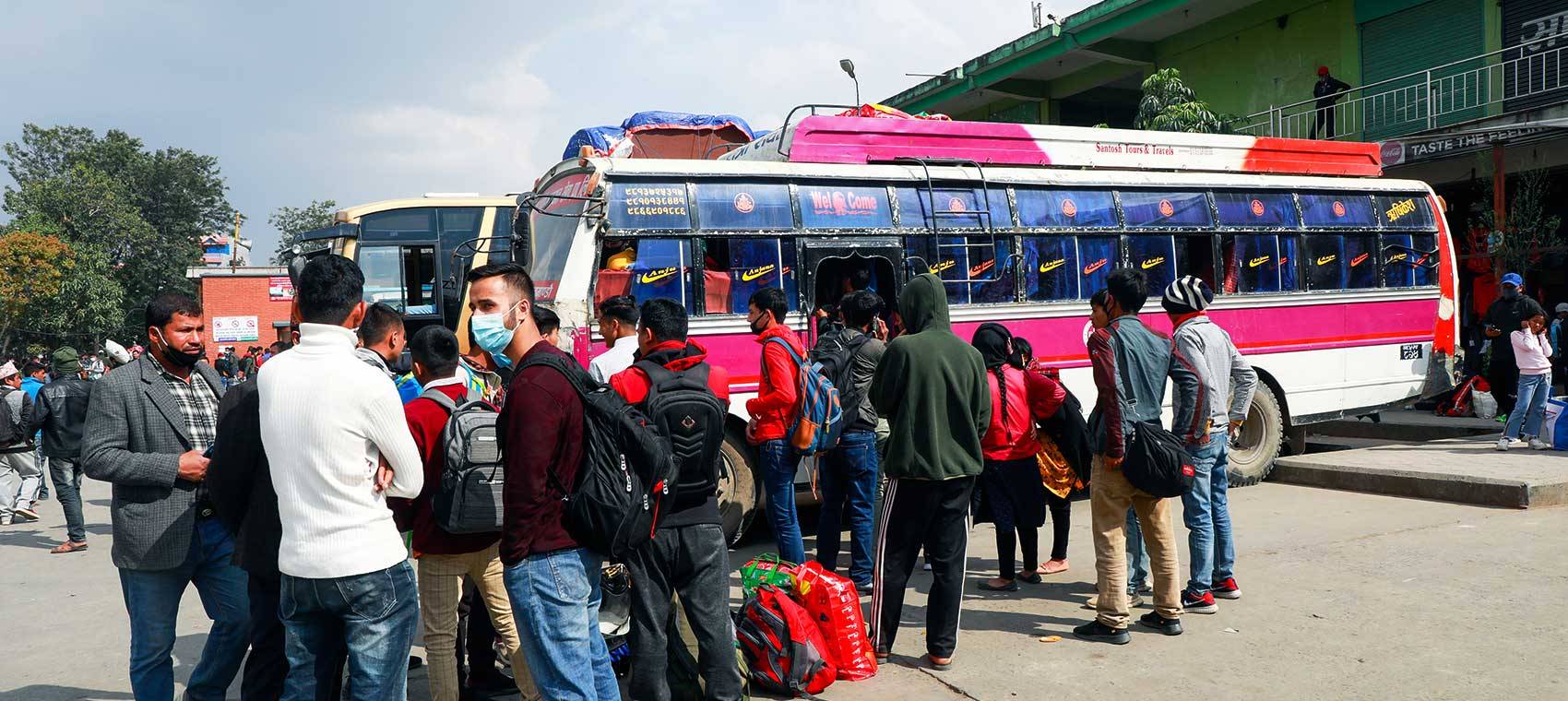 मतदान गर्न गाउँ फर्कनेको लर्को : एक सातामा पाँच लाखले छाडे काठमाडौं