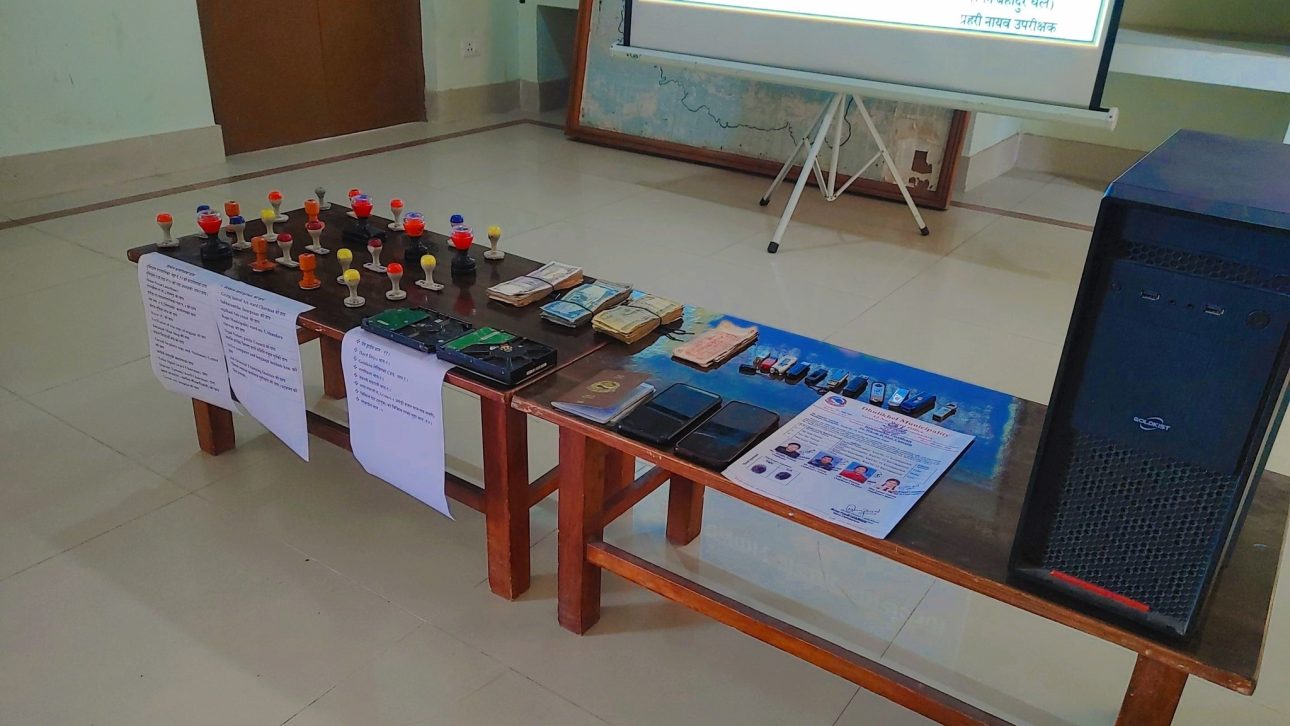 काभ्रेबाट नक्कली सरकारी कागजात र छाप बनाउने गिरोह पक्राउ