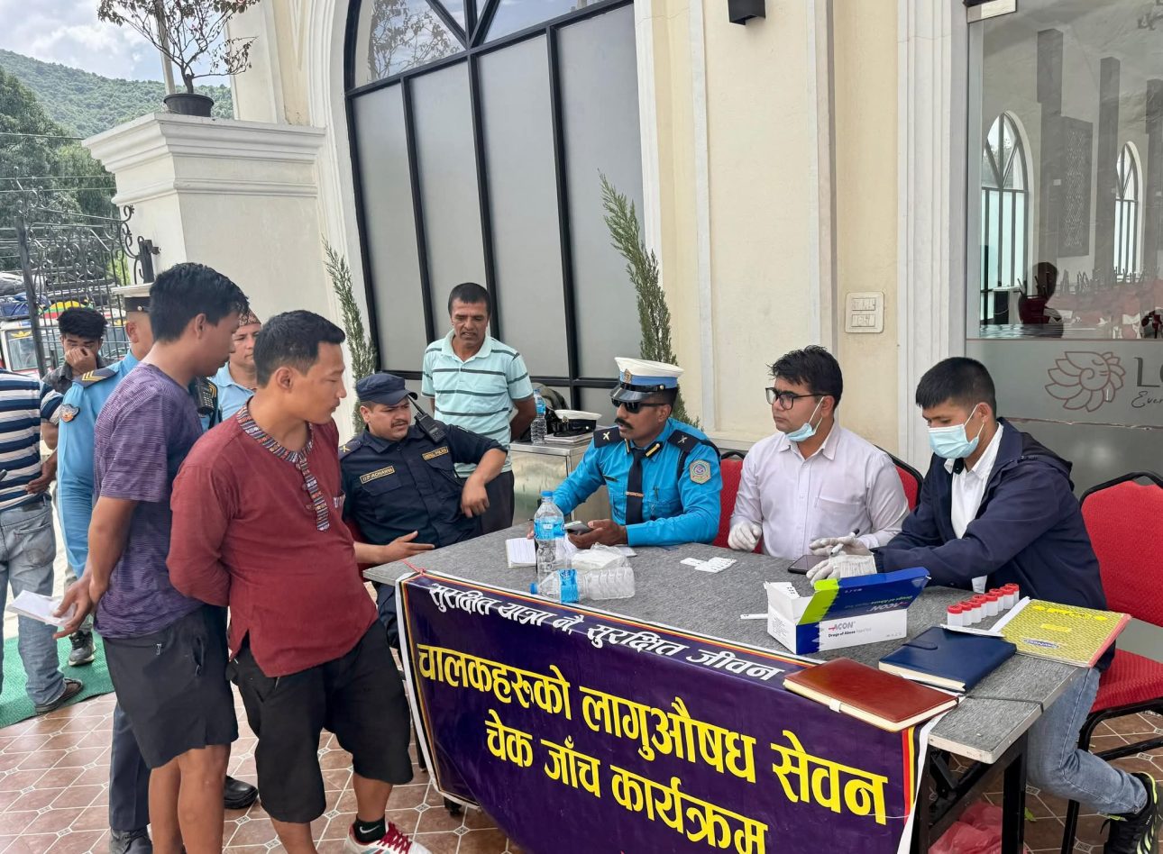 काभ्रे ट्राफिक प्रहरीको सक्रियता बढ्दो: लापसे चेकिङ, ८ जना नियन्त्रणमा