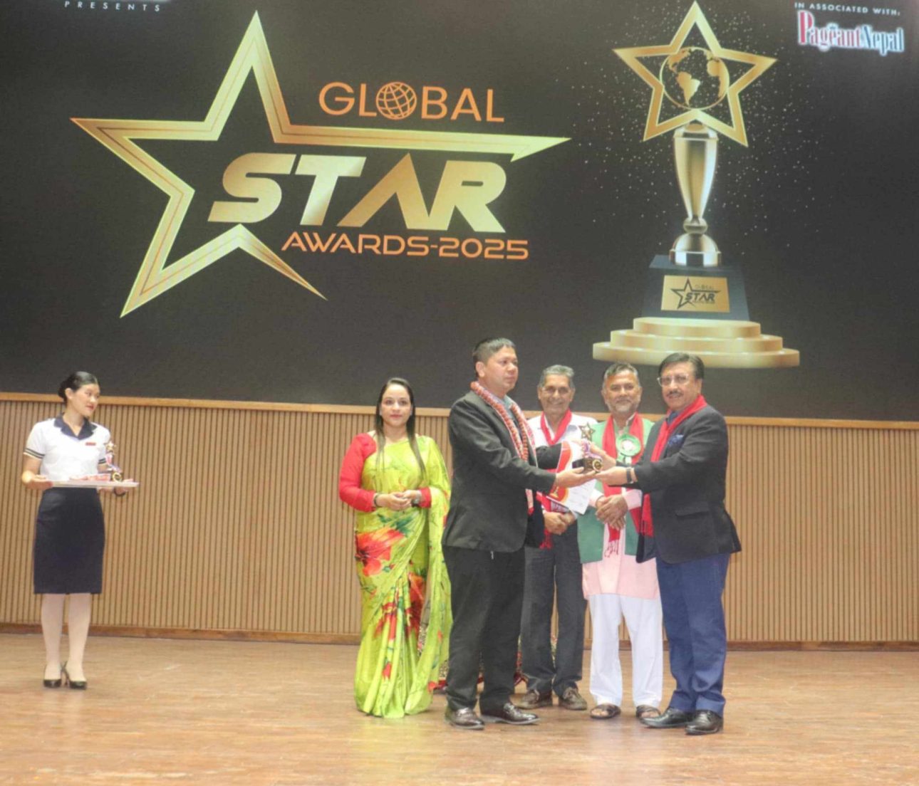 सम्पादक बजगाईलाई सम्मान, पत्रिकालाई अवार्ड