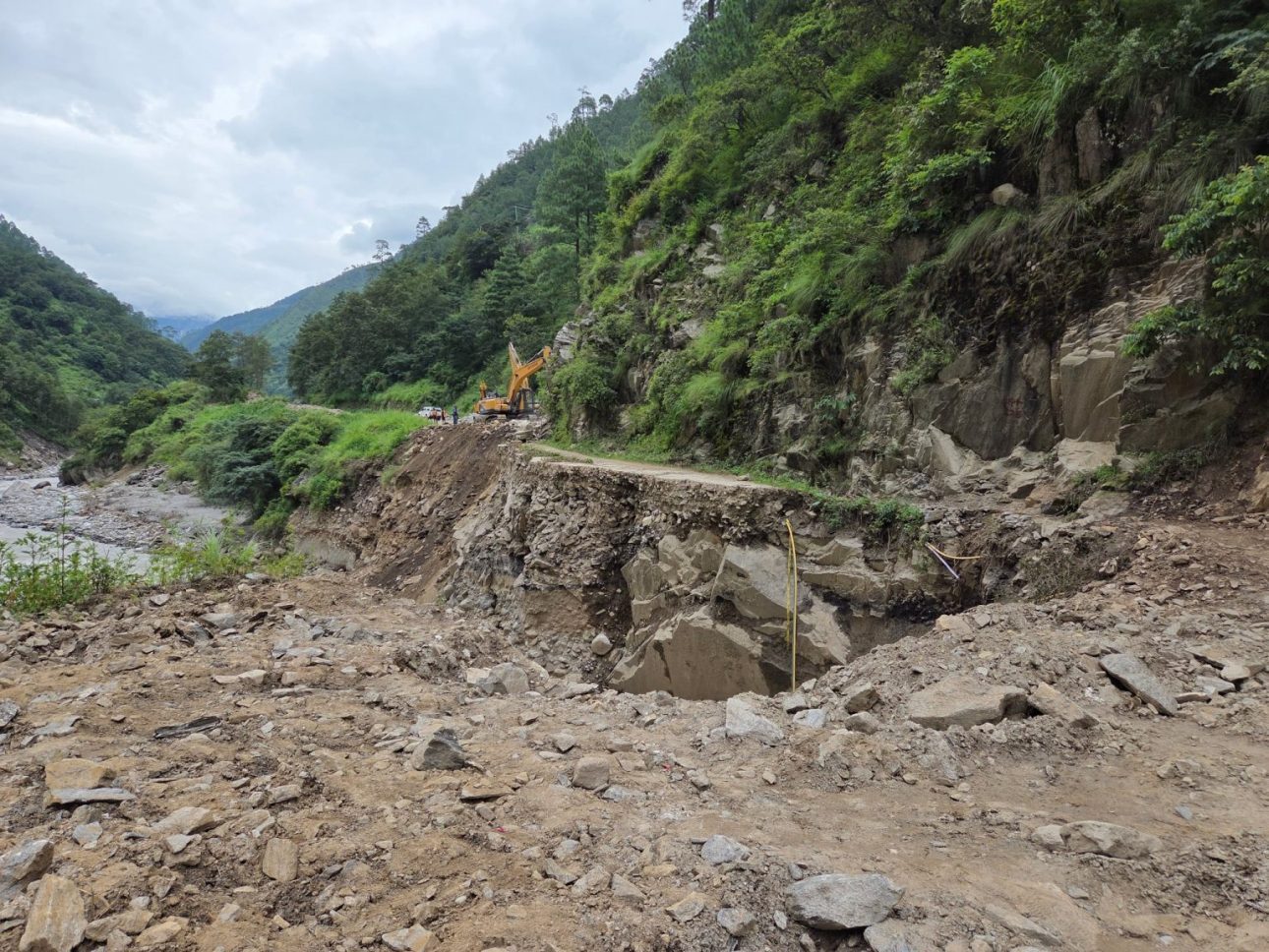 स्याफ्रुबेसीरसुवागढी सडक २२ दिन बितिसक्दा पनि सञ्चालन हुन सकेन, अझै एक सातापछि मात्र खुल्ने अनुमान