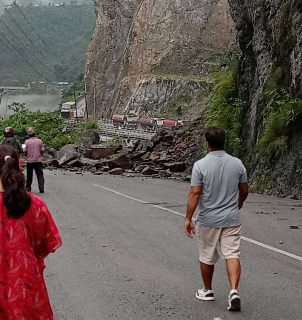 मुग्लिङ–नारायणगढ सडक दुइतर्फी अवरुद्ध