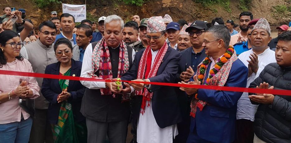 भौतिक पूर्वाधार मन्त्रीले बेलिब्रिज उद्घाटन
