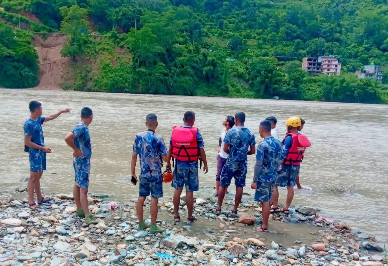 भोटेकोशी नदीले बगाउँदा एक जना बेपत्ता, खोजी कार्य जारी