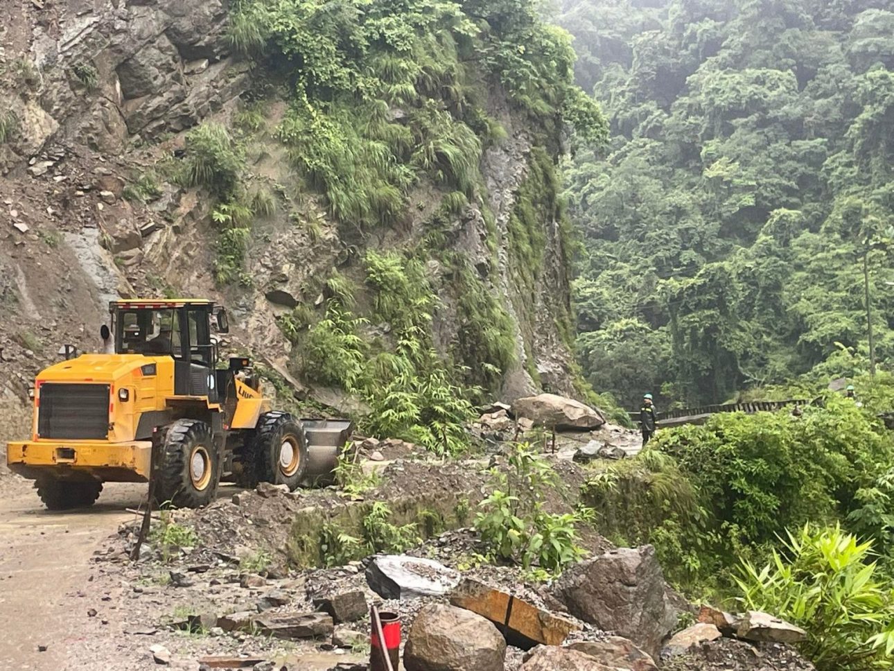 भीषण वर्षापछि अवरुद्ध पाल्पा–बुटवल सडक पुन सञ्चालनमा