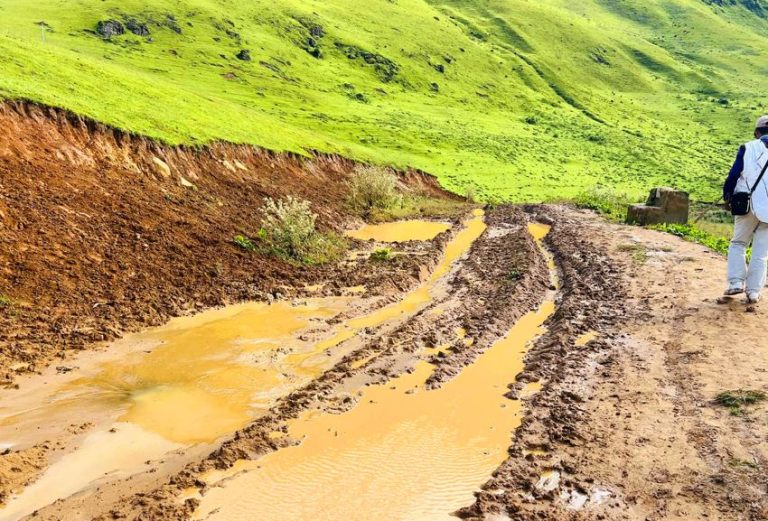 बागलुङको निसेलढोर बर्खामा सडक अवरुद्ध, खाद्यान्न ढुवानीमा समस्या