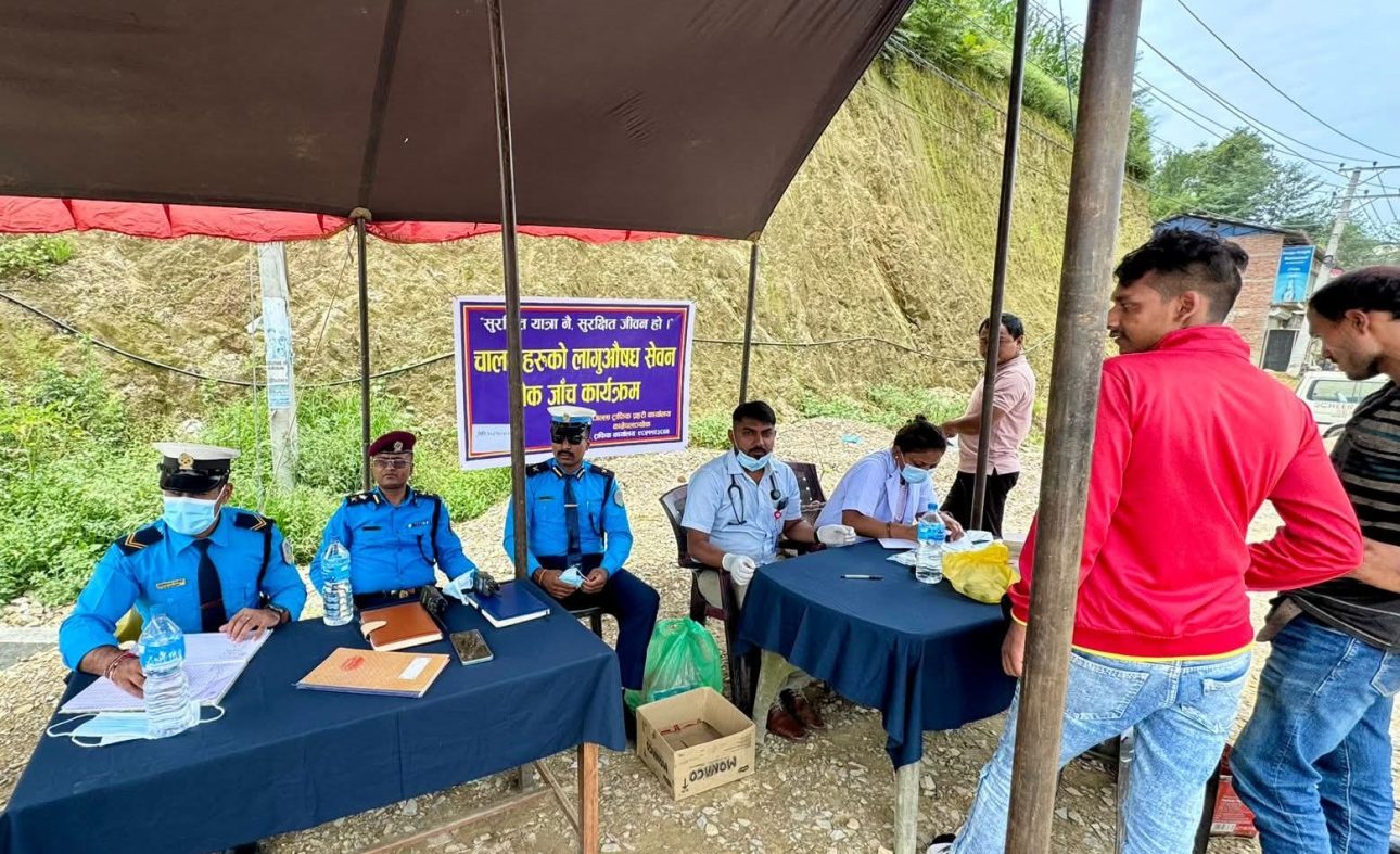 काभ्रे ट्राफिक प्रहरीको लापसे चेकिङ, ९ चालक नियन्त्रणमा