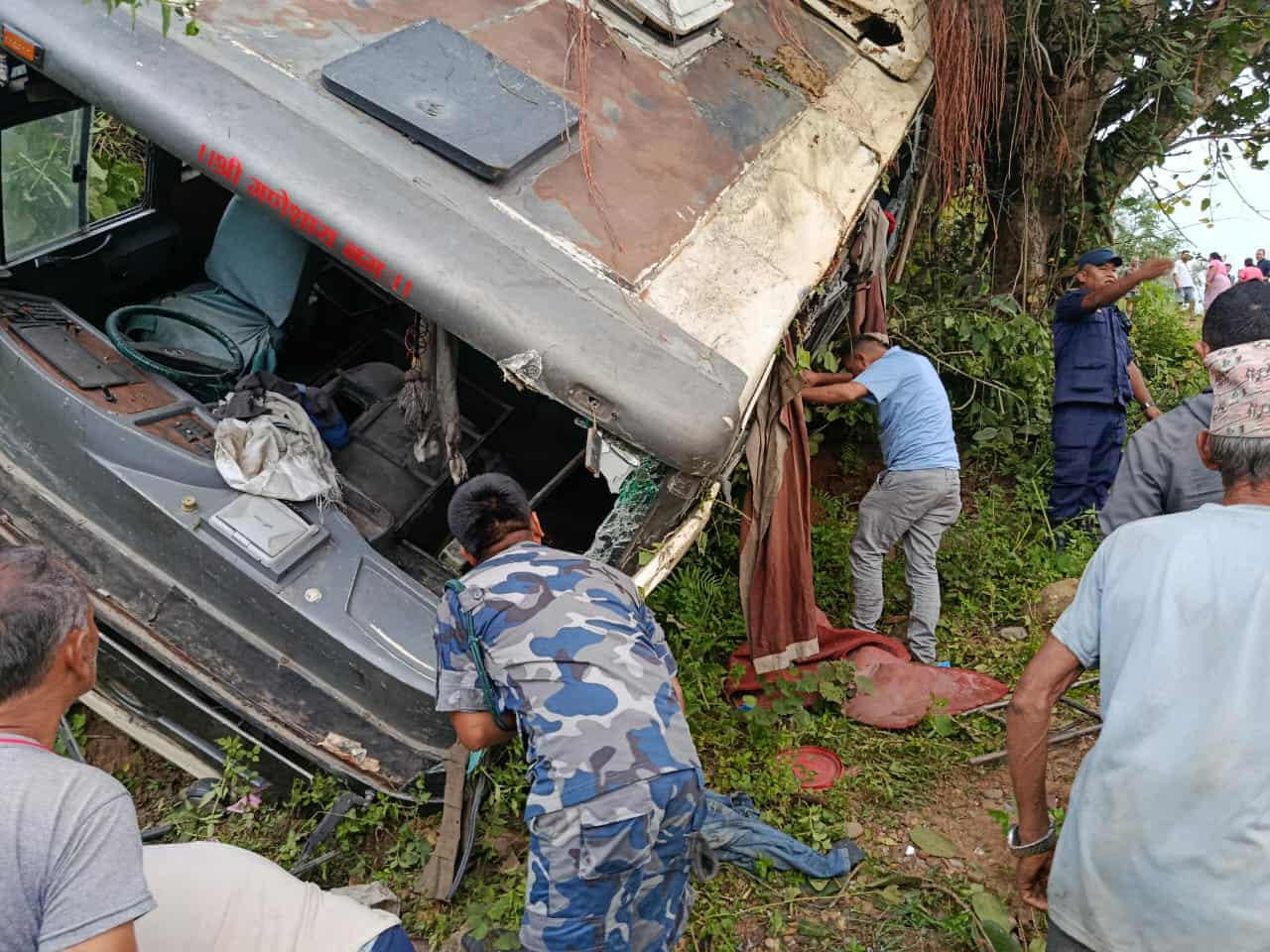 आरुघाटतर्फ जाँदै गरेको बस दुर्घटनाग्रस्त, सबैको अवस्था सामान्य