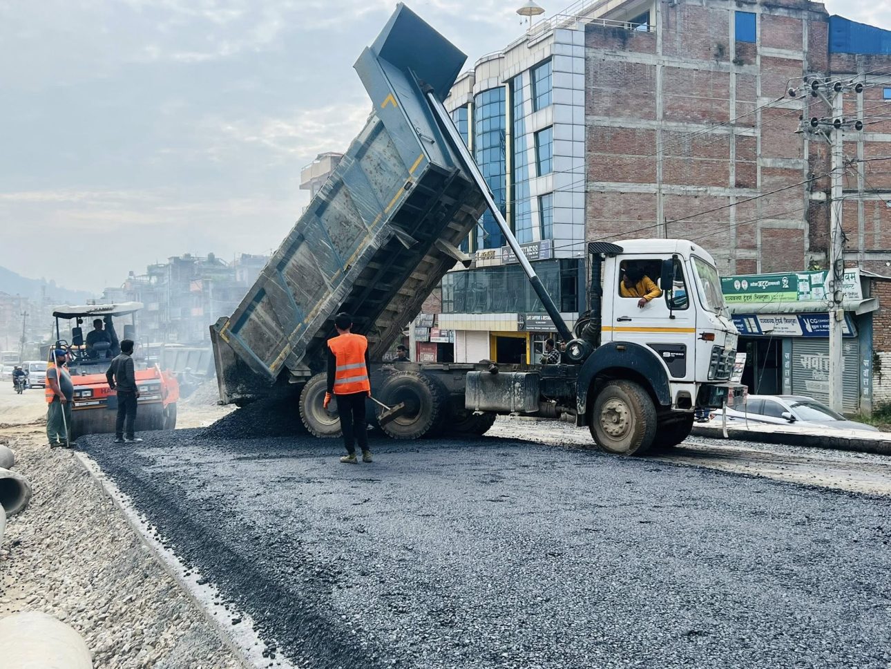 अरनिको राजमार्गको जनागाल–भैँसेपाटी खण्डमा कालोपत्र पुनः सुरु, छ–लेन विस्तार समयमै नसकिने