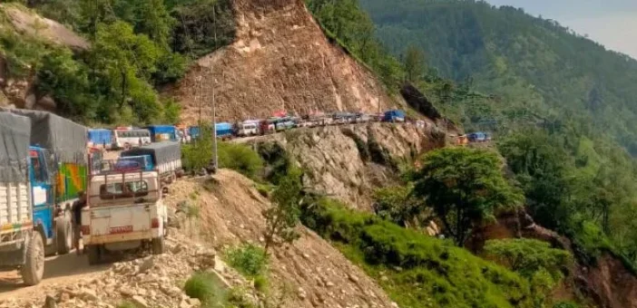 लगातार वर्षापछि कर्णाली राजमार्ग पहिरोले अवरुद्ध