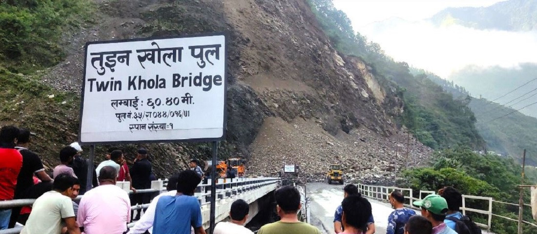 नारायणगढ–मुग्लिन सडकमा फसेका यात्रुलाई प्रहरीद्वारा निःशुल्क बससेवा