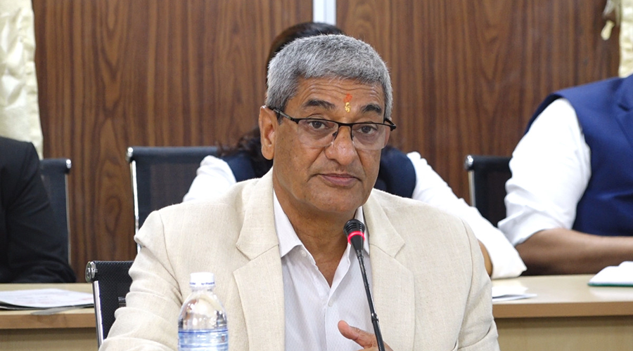 बयान दिन जाँचबुझ आयोग जाँदै पूर्वगृहमन्त्री लेखक