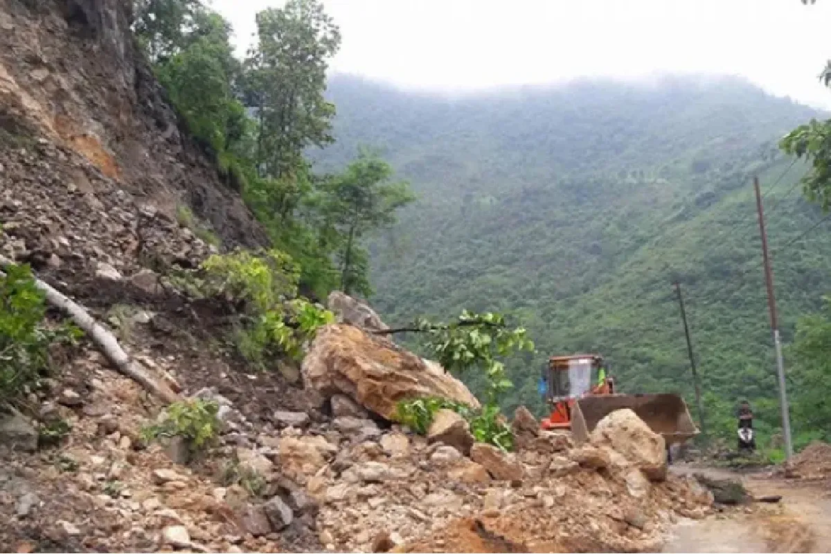 सतत वर्षापछि भोटखोला जाने सडक पहिरोले बन्द