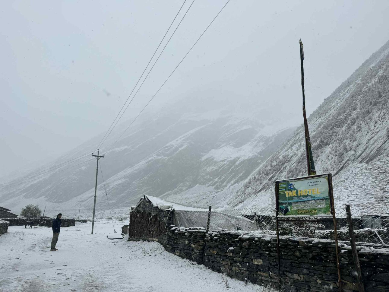 उत्तरी गोरखामा हिमपात : जनजीवन र पर्यटक प्रभावित, मनास्लु क्षेत्र सेताम्य
