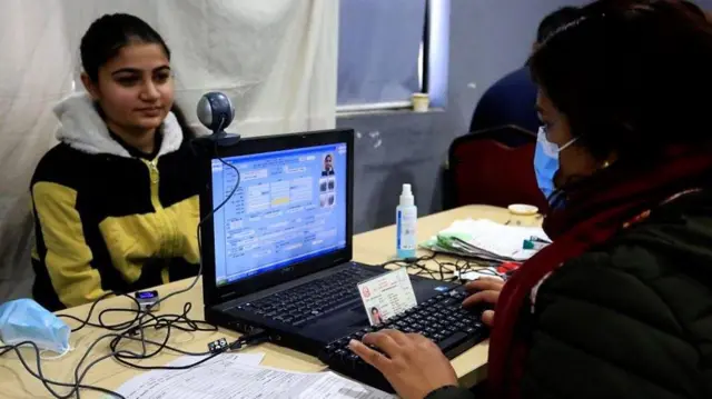 निर्वाचन मिति नजिकिँदै, रामेछापमा मतदाता नामावली दर्ता गराउन भीड