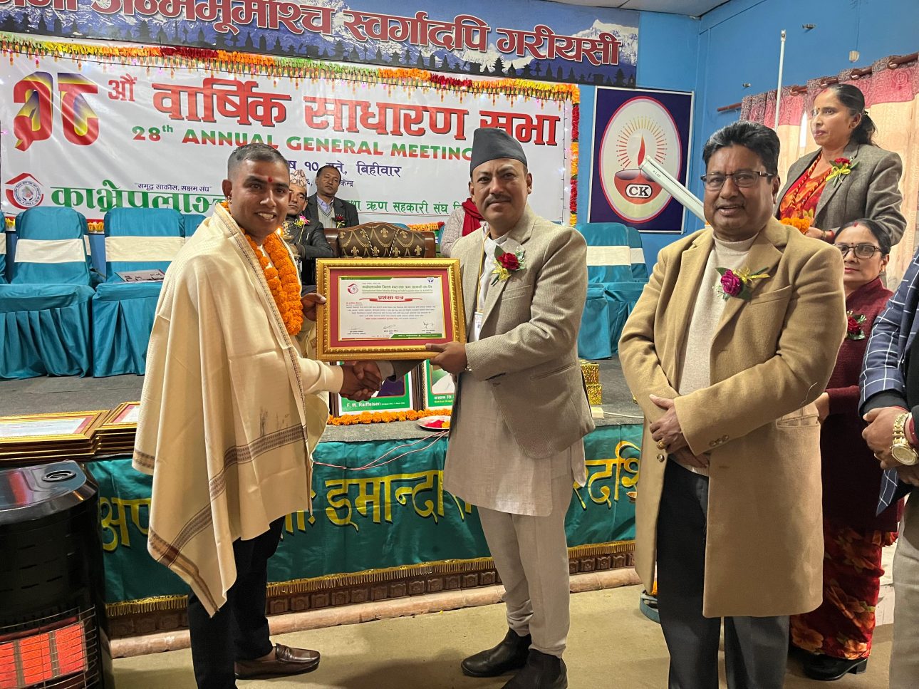 युवा पत्रकार अरबिन्द्र गौतम नगदसहित सम्मानित