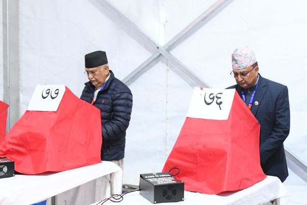 केपी शर्मा ओलीले अध्यक्ष पदको निर्वाचनमा १५७ मतको अग्रता कायम, ईश्वर पोखरेलको ६७ मत