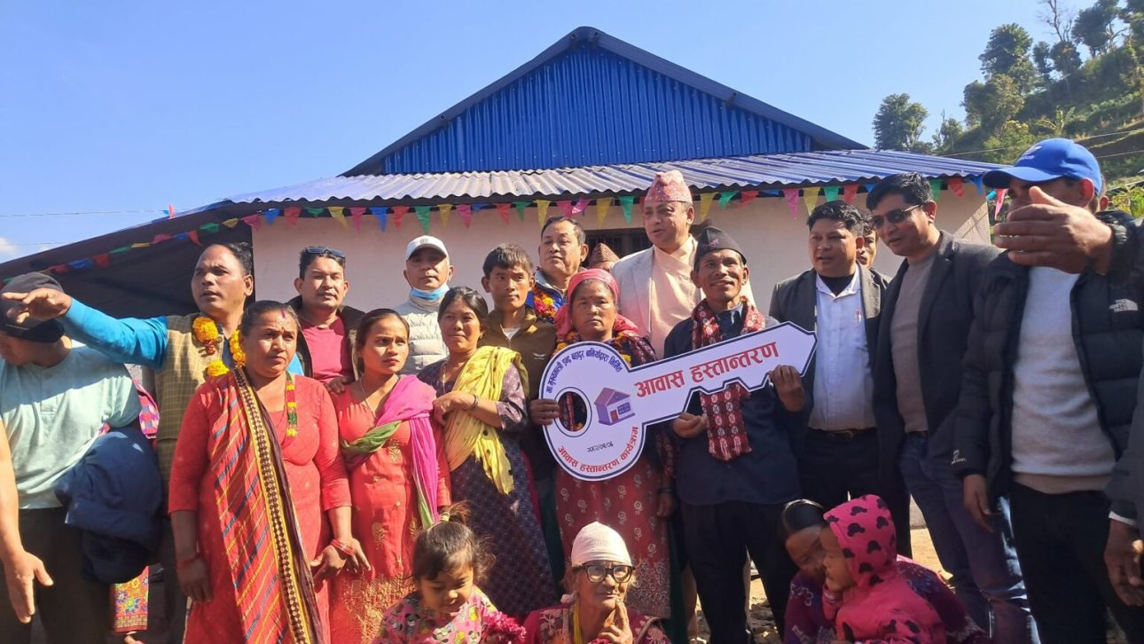 मुख्यमन्त्री बानियाँले विपन्न चेपाङ दम्पतीलाई घर निर्माण गरी हस्तान्तरण
