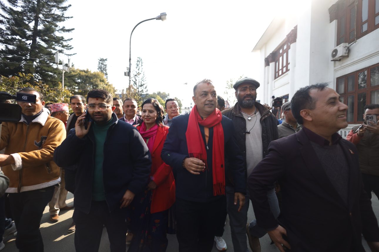 सभापति गगन थापाको नेतृत्वमा कांग्रेस पदाधिकारी निर्वाचन आयोगमा उपस्थित