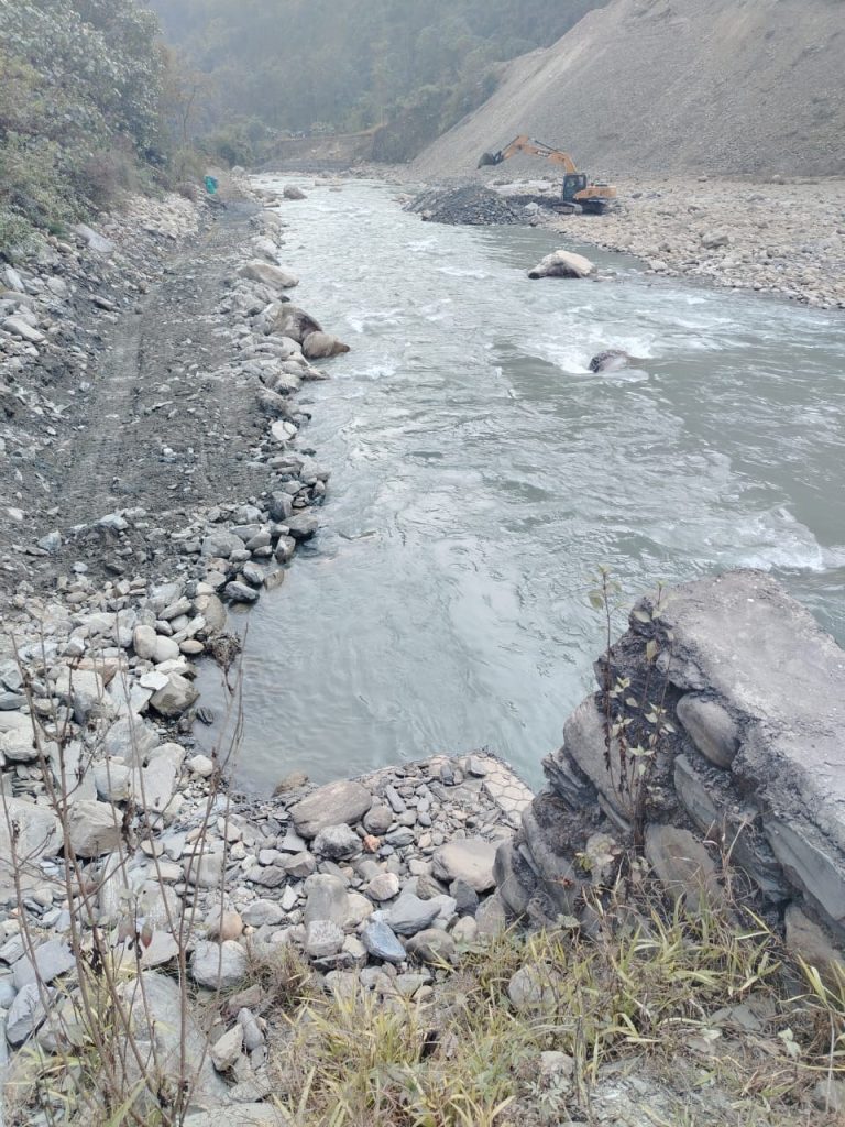 बेनी–४ सिङ्गा तातोपानीमा म्याग्दी नदी कटान र बाढी नियन्त्रणका लागि पक्की पर्खाल निर्माण सुरु