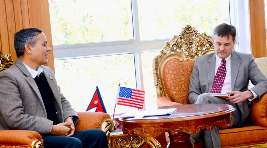 गृहमन्त्री अर्याल र अमेरिकी कार्यवाहक राजदूत अर्बमबीच शिष्टाचार भेट