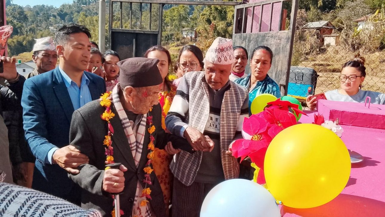 ९८ वर्षीय उजिरबहादुर प्रधानद्वारा विद्यालयमा खानेपानी धारा निर्माण