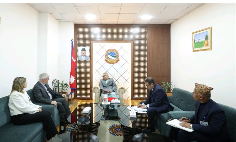 प्रधानमन्त्री कार्कीसँग इजरायली राजदूत बासको शिष्टाचार भेट