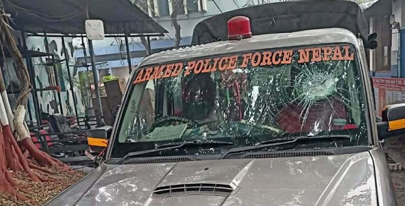 अवैध कपडा गोदामको कारबाहीमा व्यापारी समूह उग्र, सरकारी गाडीमा तोडफोड