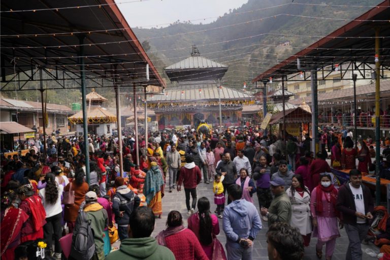 आशापुरीदेखि कैलाशनाथ महादेवसम्म महाशिवरात्रिको भक्तजनको भीड