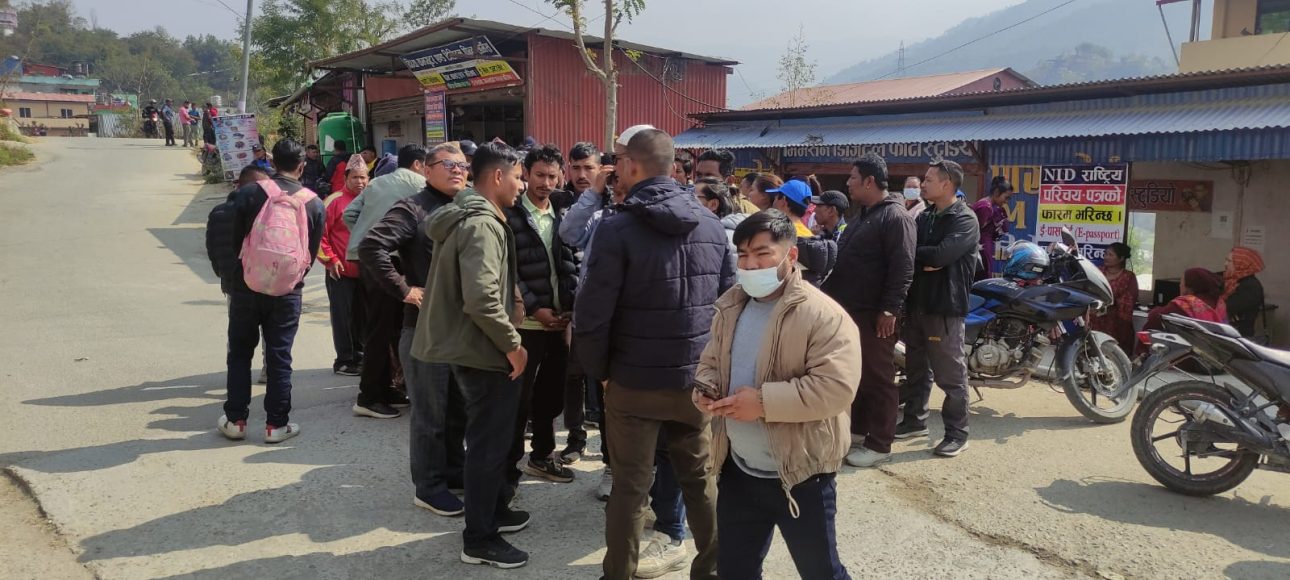 रामेछापमा बस दुर्घटना पछि पीडित परिवारद्वारा आन्दोलन