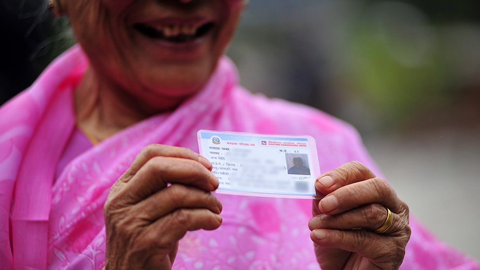 नागरिकता, राष्ट्रिय परिचयपत्र, लाइसेन्स वा राहदानीमध्ये कुनै एक भए मतदान गर्न पाइने