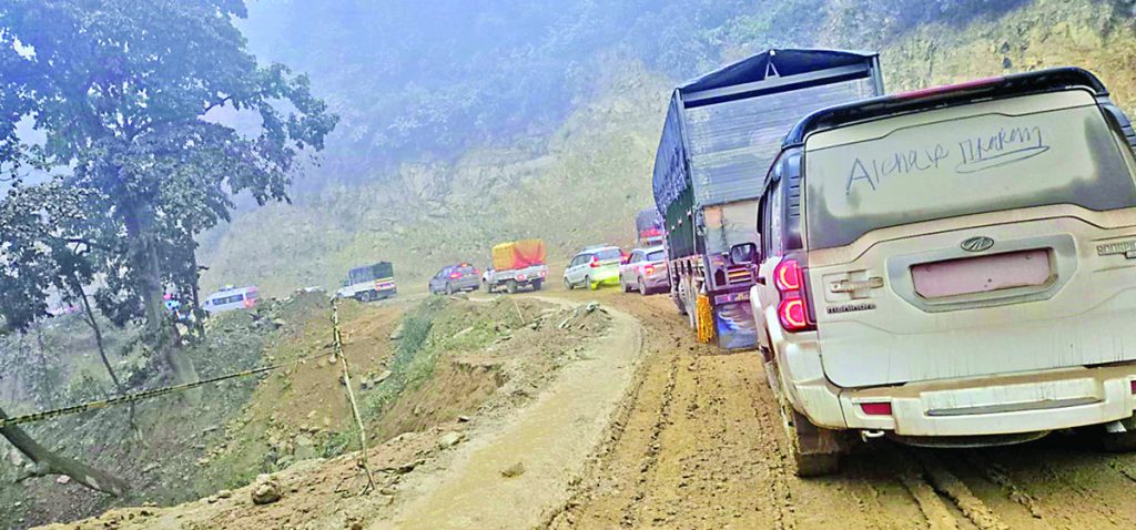 दाउन्ने क्षेत्रमा सडक भासिँदा यातायात प्रभावित