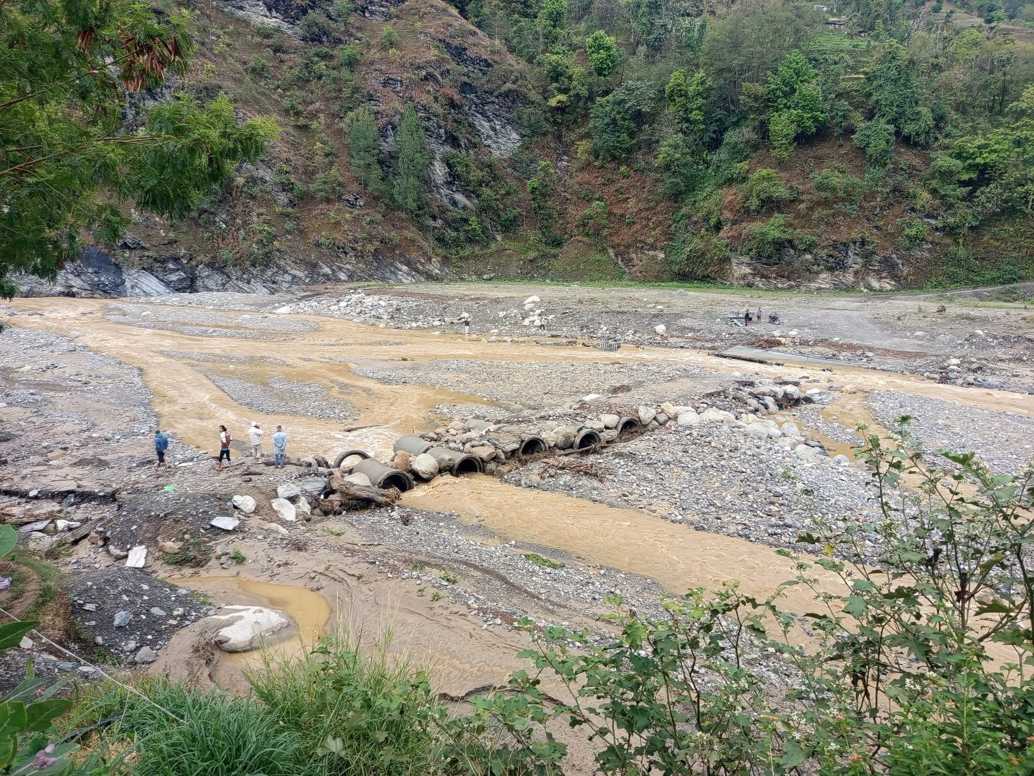 शुक्रबारको बर्सातपछि रोशी खोलाको बाढीले डिभिजन सडक कार्यालयका कर्मचारीको मृत्यु, विपी राजमार्ग अवरुद्ध