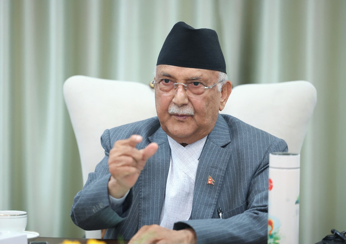 ओली र लेखकलाई  स्वास्थ्य परीक्षणका लागि अस्पताल लगियो