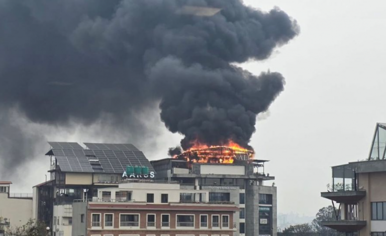 ललितपुरको पुल्चोकमा इन्जिनियरिङ्ग कलेज नजिक आगो, दमकलले नियन्त्रणमा प्रयास