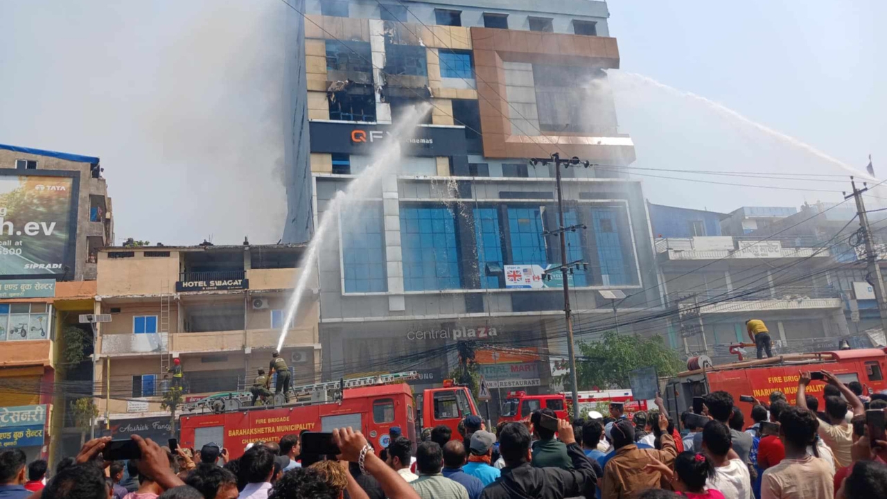 दमकल अभावले ढिला भयो आगो नियन्त्रण: इटहरी क्याफेमा आगलागी