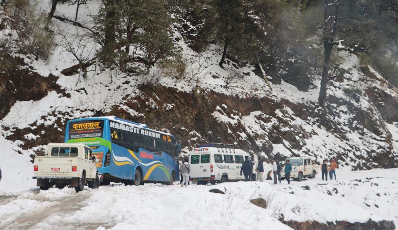 रुकुम पूर्वमा भारी हिमपातले मध्यपहाडी लोकमार्ग अवरुद्ध