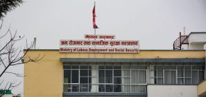 श्रम ऐन पालना गर्न मन्त्रालयको आग्रह, न्यूनतम तलब र सुविधा सुनिश्चित गर्न निर्देशन