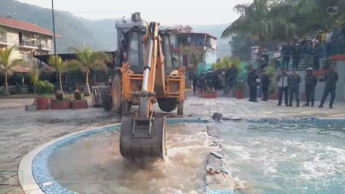 सूचना बिना संरचना हटाएको भन्दै लेकसाइडमा स्थानीयको विरोध