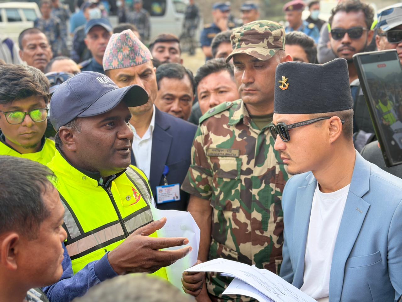 रोशी खोलाको बाढी जोखिमबारे गृहमन्त्री सुधन गुरुङको स्थलगत निरीक्षण