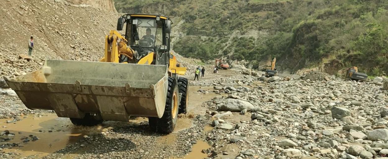 ३ दिनपछि बीपी राजमार्ग पुनः सञ्चालनमा, बाढीले बगाएको डाइभर्सन मर्मत