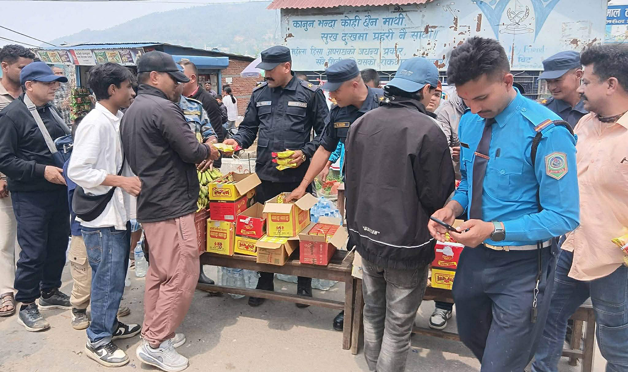 अवरुद्ध बीपी राजमार्गमा फसेका यात्रुलाई राहत, फलफूल वितरण