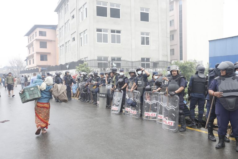 भक्तपुरको मनोहरा किनारमा सुकुम्बासी बस्ती हटाउन सुरु