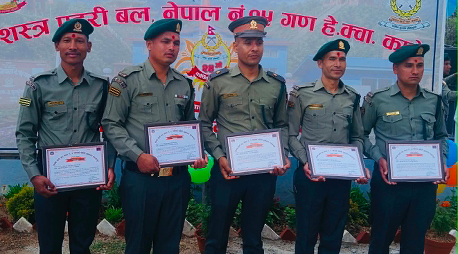 बीपी राजमार्ग बाढीमा ८९ यात्रु उद्धार गर्ने सशस्त्र प्रहरीलाई नगदसहित सम्मान