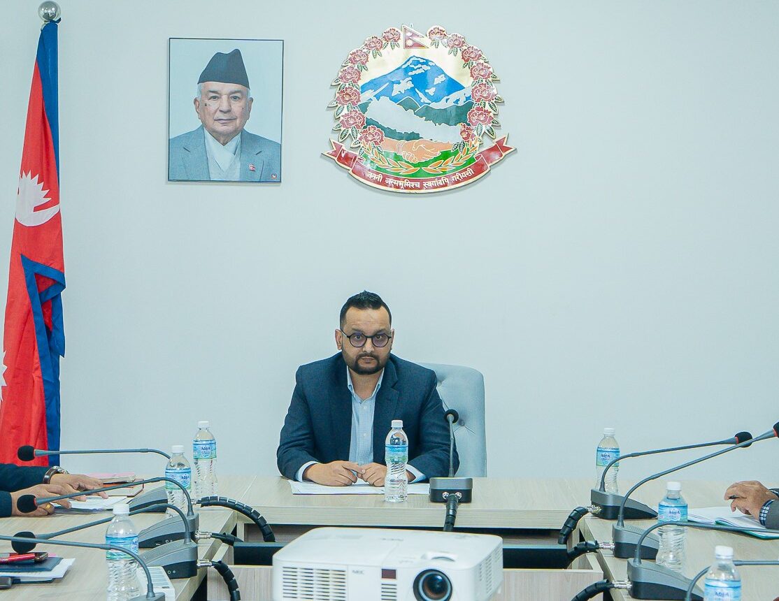 संविधान संशोधन बहसपत्रका लागि कार्यदलले पूर्वमहान्यायाधिवक्तासँग छलफल गर्दै