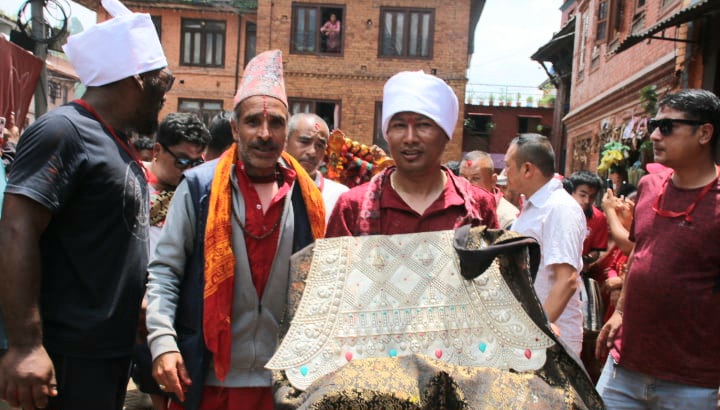 पनौतीमा उन्मत्त भैरवनाथको मुकुट (मूर्ति) प्राणप्रतिष्ठा गरी स्थानीयलाई हस्तान्तरण