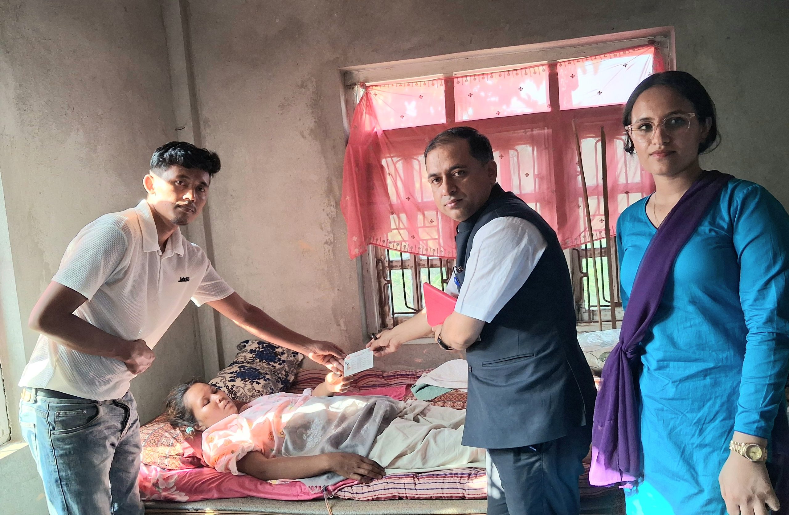 काभ्रे प्रशासनको उदाहरणीय कार्य, घरमै पुगेर नागरिकता प्रदान