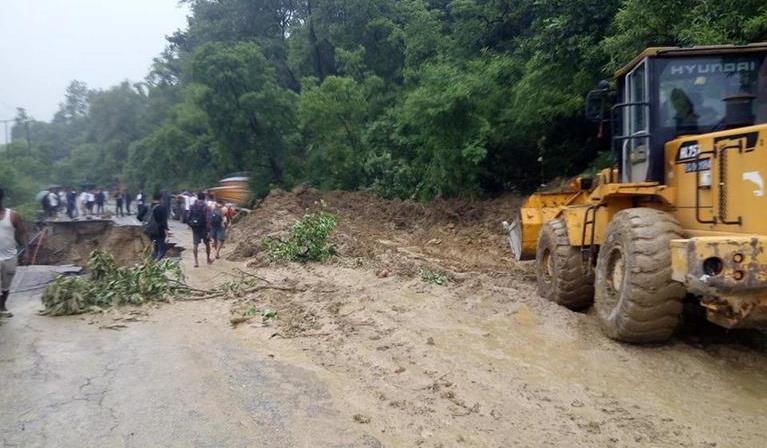 वर्षा र पहिरोले एक दर्जन सडक प्रभावित, ९ राजमार्ग पूर्ण रूपमा अवरुद्ध